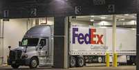 Caminhão em fábrica da Pfizer nos EUA para transporte de vacina  Foto: EPA / Ansa