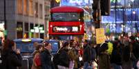 Pessoas caminham pela Oxford Street, em Londres
14/12/2020
REUTERS/Henry Nicholls  Foto: Reuters