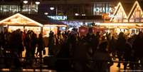 Aglomeração durante a pandemia em Berlim: barracas de quentão viraram atração turística  Foto: DW / Deutsche Welle
