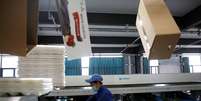 Linha de produ&ccedil;&atilde;o de embalagem de ma&ccedil;&atilde;s no Darui Apple Industry Park em Yuexi, China. REUTERS/Tingshu Wang  Foto: Reuters