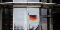 Bandeira da Alemanha refletida em pr&eacute;dio de Berlim. REUTERS/Hannibal Hanschke   Foto: Reuters