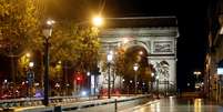 Avenida Champs-Elysees, em Paris, vazia durante toque de recolher
27/10/2020
REUTERS/Charles Platiau  Foto: Reuters