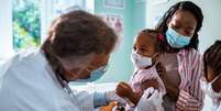 Há pelo menos quatro vacinas em fase avançada de desenvolvimento  Foto: Getty Images / BBC News Brasil