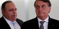 Bolsonaro, com Pazuello ao fundo no Palácio do Planalto
 8/12/2020 REUTERS/Ueslei Marcelino  Foto: Reuters