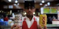 Garçom com latinhas de cerveja em um bar em São Paulo (SP) 
25/07/2018
REUTERS/Nacho Doce  Foto: Reuters