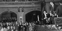 Wilhelm Furtwängler rege a Filarmônica de Berlim em 1935 diante de proeminências nazistas  Foto: DW / Deutsche Welle