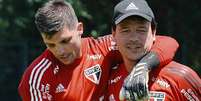 Fernando Diniz parabeniza Tiago Volpi  Foto: Divulga&ccedil;&atilde;o/ S&atilde;o Paulo FC / Estad&atilde;o