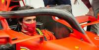 Carlos Sainz Jr. entra no cockpit da Ferrari pela primeira vez  Foto: Divulgação/ Scuderia Ferrari / Estadão