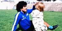Maradona e a filha Dalma em 1989: ex-jogador demorou anos para reconhecer filhos fruto de casos extraconjugais  Foto: Getty Images / BBC News Brasil