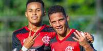 Lázaro (ao lado de Thiaguinho) marcou três gols nesta tarde (Foto: Marcelo Cortes / Flamengo)  Foto: Lance!