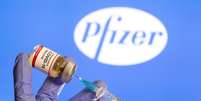 Foto ilustrativa de vacina ante o logo da Pfizer
30/10/2020
REUTERS/Dado Ruvic  Foto: Reuters