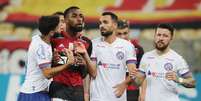 Meia Gerson, do Flamengo, cercado por jogadores do Bahia
20/12/2020
 REUTERS/Sergio Moraes  Foto: Reuters