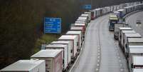 Fran&ccedil;a anunciou fechamento de sua fronteira com Reino Unido por 48 horas, impedindo sa&iacute;da de caminh&otilde;es do porto de Dover  Foto: Getty Images / BBC News Brasil