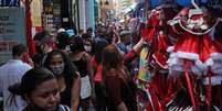 Pessoas se aglomeram em rua de comércio popular em São Paulo
21/12/2020
REUTERS/Amanda Perobelli  Foto: Reuters