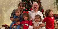 Silvio Santos e Íris Abravanel com os netos durante o Natal  Foto: Reprodução/ Instagram / Estadão Conteúdo
