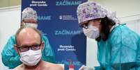 O infectologista Pavol Jarcuska recebe vacina da Pfizer-BioNTech em Nitra
REUTERS/Radovan Stoklasa  Foto: Reuters
