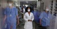 Enfermeira voluntária em testes da vacina da AstraZeneca
REUTERS/Amanda Perobelli  Foto: Reuters