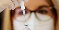 Enfermeira se prepara para inocula&ccedil;&atilde;o da vacina da Pfizer-BioNTech, em Burgbernheim, na Aleanha
28/12/2020
REUTERS/Hannibal Hanschke  Foto: Reuters
