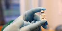 Profissional de saúde segura frasco com vacina contra Covid-19 da Pfizer/BioNTech em hospital em Ventspils, na Letônia
28/12/2020 REUTERS/Ints Kalnins  Foto: Reuters