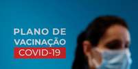 Profissional de sa&uacute;de aguarda para ser vacinada com imunizante da Pfizer-BioNTech em hospital em Lisboa
28/12/2020
REUTERS/Pedro Nunes  Foto: Reuters
