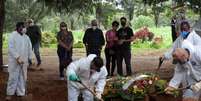 Homem que morreu de Covid-19 é sepultado no cemitério de Vila Formosa, em São Paulo, no Natal
25/12/2020
REUTERS/Amanda Perobelli  Foto: Reuters