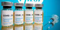 Frascos com adesivo de vacina da Covid ante logo da Pfizer
31/10/2020
REUTERS/Dado Ruvic  Foto: Reuters