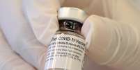 Profissional de saúde segura frasco de vacina contra Covid-19 em hospital de Los Angeles
17/12/2020 REUTERS/Lucy Nicholson  Foto: Reuters