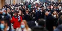 Pessoas caminham em área comercial de Roma em meio à pandemia de Covid-19 
23/12/2020 REUTERS/Guglielmo Mangiapane  Foto: Reuters
