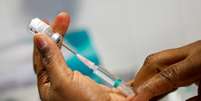 Enfermeira prepara dose da vacina da Pfizer-BioNTech contra Covid-19, em Bobigny, França
30/12/2020
REUTERS/Charles Platiau  Foto: Reuters
