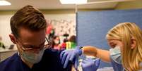 Profissional de saúde recebe vacina da Pfizer/BioNTech em Indianápolis, Indiana (EUA) 
16/12/2020
REUTERS/Bryan Woolston  Foto: Reuters