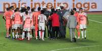 São Paulo reclamou bastante da arbitragem ao final do jogo  Foto: Maurício Rummens/Fotoarena / Estadão