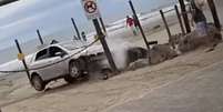 Um casal entrou de carro em uma praia de Peruíbe, no litoral de São Paulo, e o veículo foi alvo de diversas pedradas antes de colidir ao tentar, segundo testemunhas, atropelar o autor das agressões  Foto: Reprodução Twitter / Estadão Conteúdo