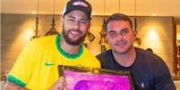 Neymar posa ao lado de Flávio Bolsonaro após ter pés na calçada da fama do Maracanã  Foto: Instagram / Flávio Bolsonaro / Estadão