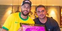 Neymar posa com Flavio Bolsonaro após tirar molde para Calçada da Fama  Foto: Divulgação/Instagram