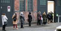 Pessoas fazem fila perto de centro de vacina&ccedil;&atilde;o contra Covid-19 na regi&atilde;o de Berlim
04/01/2020 REUTERS/Hannibal Hanschke  Foto: Reuters