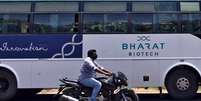 Homem passa de moto por &ocirc;nibus da empresa indiana Bharat Biotch em frente a sede da companhia em Hyderabad, na &Iacute;ndia 03/07/2020 REUTERS  Foto: Reuters
