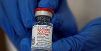 Profissional de saúde segura frasco de vacina da Moderna contra Covid-19 em hospital em Nova York
21/12/2020 REUTERS/Eduardo Munoz  Foto: Reuters