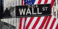 Sinalização com a placa de Wall Street. 09/03/2020. REUTERS/Carlo Allegri. 
  Foto: Reuters