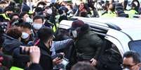 Multidão se reuniu para protestar contra libertação de Cho, que cumpriu pena reduzida de 12 anos  Foto: News1 / BBC News Brasil