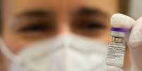 M&eacute;dico segura um frasco da vacina Pfizer-BioNTech contra Covid-19 em Potsdam, Alemanha 05/01/2021.  Soeren Stache/Pool via REUTERS   Foto: Reuters