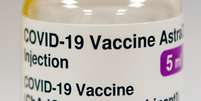 Ampola da vacina da AstraZeneca contra Covid-19
04/01/2021
Andy Buchanan/Pool via REUTERS  Foto: Reuters