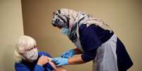 Idosa recebe vacina da Pfizer-BioNTech contra Covid-19, em Wolverhampton, Reino Unido
14/12/2020
REUTERS/Carl Recine  Foto: Reuters