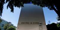 Funcionários trabalham na fachada do prédio do Ministério da Economia
03/01/2019
REUTERS/Adriano Machado  Foto: Reuters