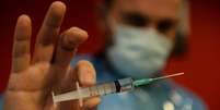 Profissional da área da saúde segura uma seringa com a vacina Pfizer/BioNtech contra Covid-19, em Bruxelas, Bélgica 28/12/2020. REUTERS/Johanna Geron  Foto: Reuters
