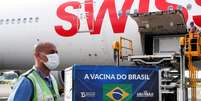 Chegada de doses da CoronaVac no aeroporto internacional de Guarulhos
30/12/2020
REUTERS/Amanda Perobelli  Foto: Reuters