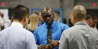 Recrutador entrevista pessoas em busca de emprego em Washington.     REUTERS/Gary Cameron  Foto: Reuters