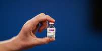 Frasco de vacina da AstraZeneca a ser aplicada em hospital da Escócia
07/01/2021
REUTERS/Russell Cheyne  Foto: Reuters