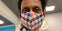 O ator e comediante Luis Miranda de máscara para prevenir o novo coronavírus  Foto: Reprodução Instagram/ @luismirandaator / Estadão