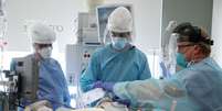 Médicos intubam paciente com Covid-19 em UTI de hospital na Califórnia
08/01/2020 REUTERS/Lucy Nicholson  Foto: Reuters