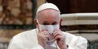 Papa ajeita máscara de proteção durante culto ecumênico em Roma
20/10/2020 REUTERS/Guglielmo Mangiapane  Foto: Reuters